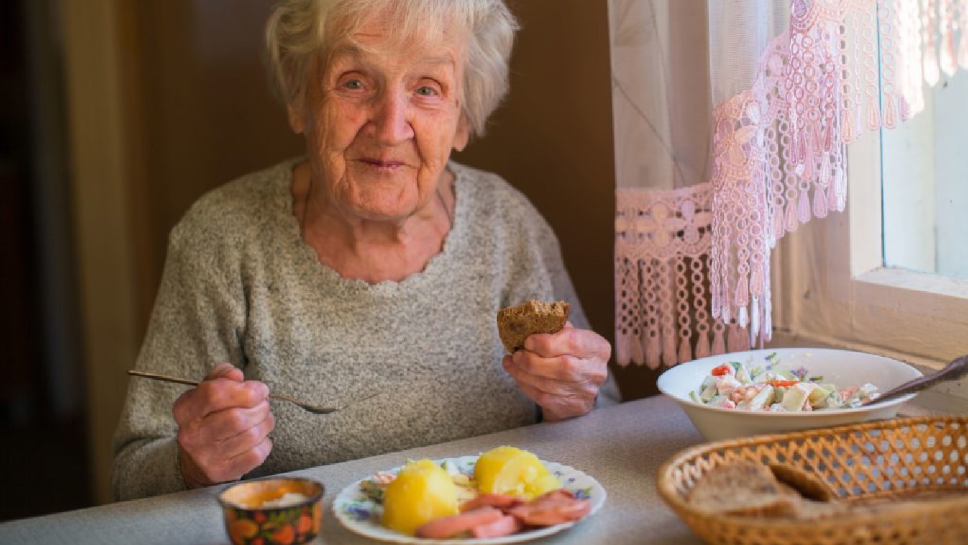 Jak radzić sobie z brakiem apetytu u seniora? Jak wspomóc seniora w utrzymaniu zdrowej i zbilansowanej diety?